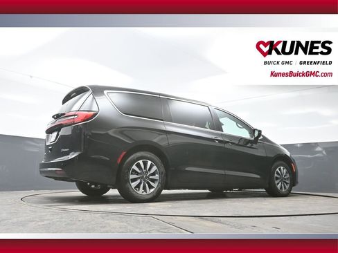Used 2024 Chrysler Pacifica Limited FWD image 46