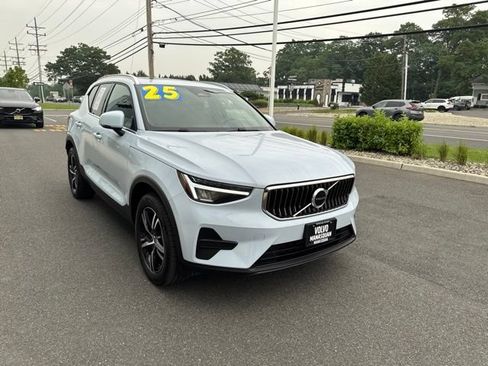 Certified 2025 Volvo XC40 B5 Core AWD/4WD image 6