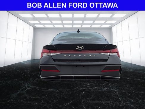 Used 2025 Hyundai Elantra SE FWD image 4