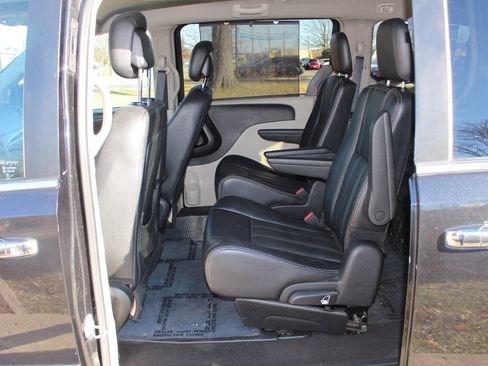 Used 2016 Chrysler Town & Country Touring w/ Driver Convenience Group image 28