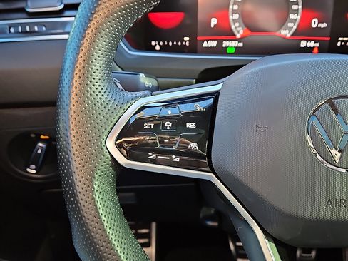 Certified 2022 Volkswagen Tiguan SE R-Line image 18