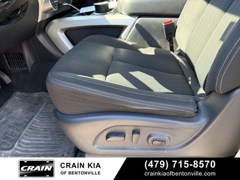 Used 2019 Nissan Titan SV w/ SV Convenience Package image 12