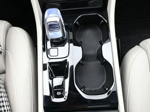 Used 2025 Volvo XC40 B5 Plus AWD/4WD image 11