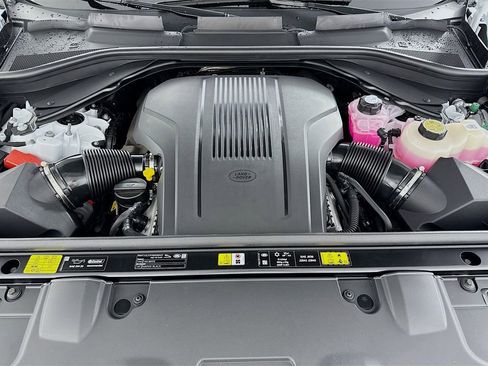 Used 2025 Land Rover Range Rover SE image 32