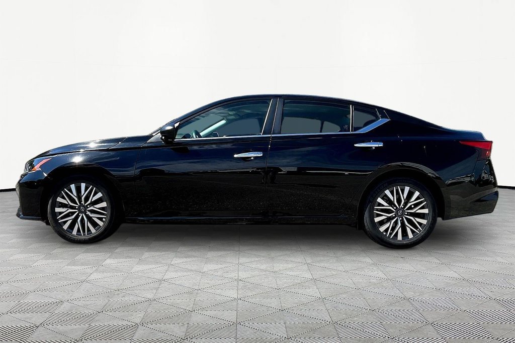 Used 2025 Nissan Altima 2.5 SV FWD image 4