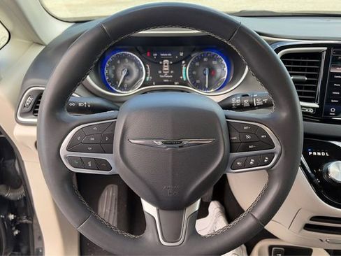 Used 2023 Chrysler Pacifica Touring-L FWD image 16