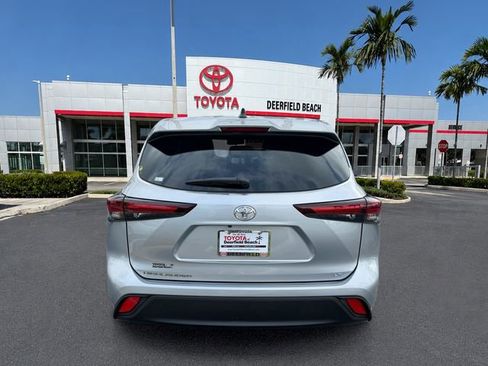 Used 2024 Toyota Highlander LE FWD image 6
