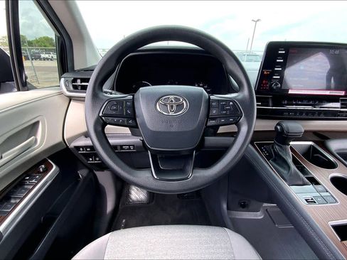 Used 2024 Toyota Sienna LE FWD image 6
