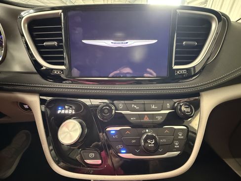 Used 2024 Chrysler Pacifica Touring-L FWD image 23