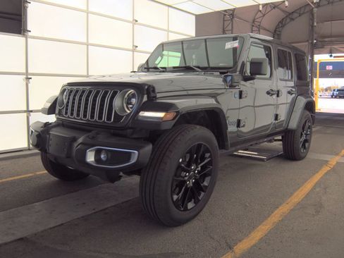 Used 2025 Jeep Wrangler Unlimited Sahara w/ Safety Group AWD/4WD image 4