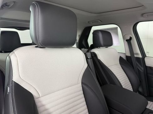 New 2026 Land Rover Discovery S AWD/4WD image 32