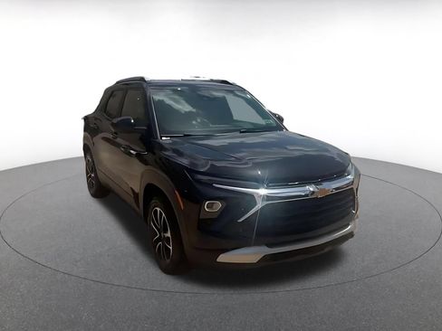 Used 2025 Chevrolet TrailBlazer LT FWD image 3