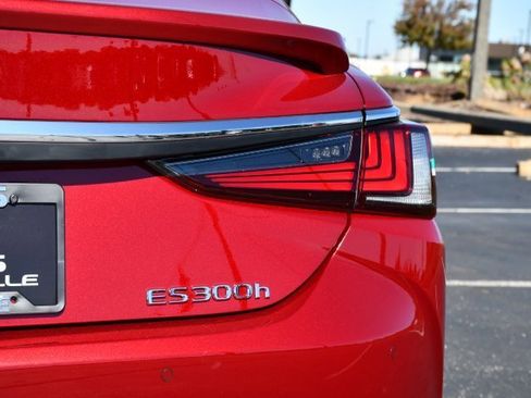 New 2025 Lexus ES 300h w/ Premium Package image 9