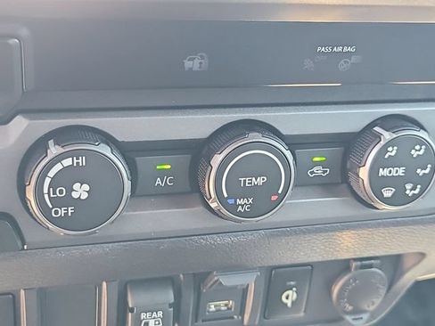 Used 2020 Toyota Tacoma TRD Sport AWD/4WD image 33