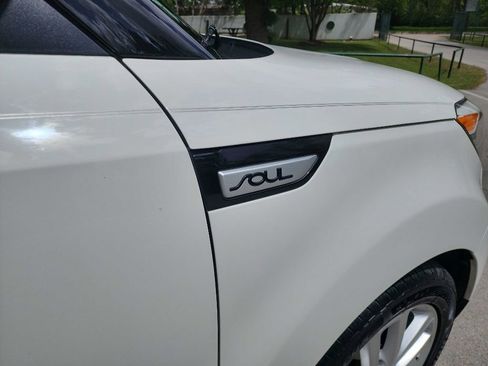 Used 2019 Kia Soul + image 11