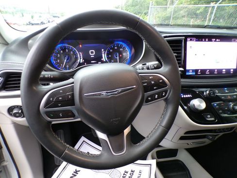 Used 2022 Chrysler Pacifica Touring-L FWD image 12
