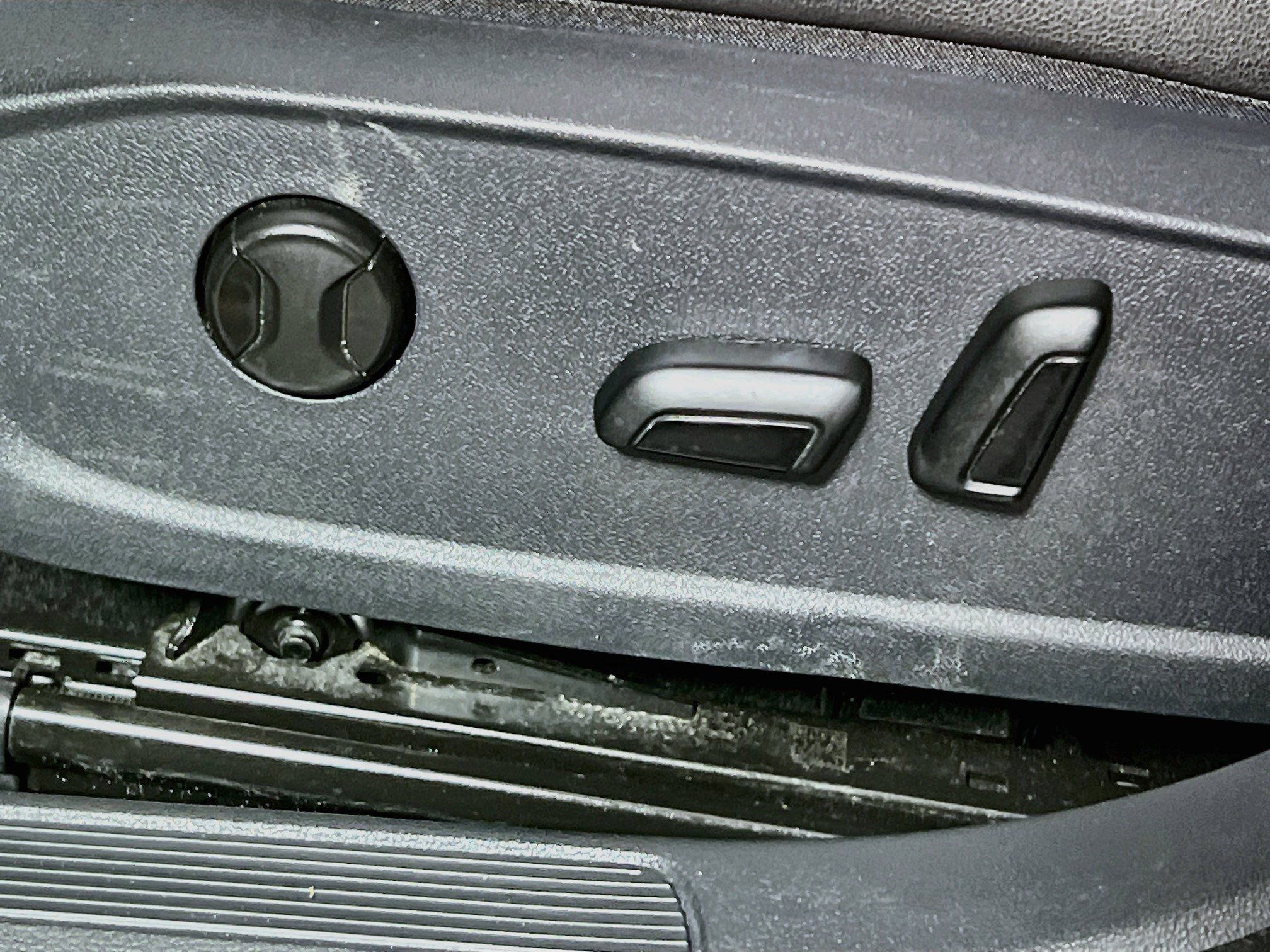 Used 2025 Volkswagen Jetta SE FWD image 15