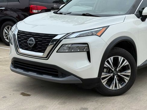 Used 2023 Nissan Rogue SV FWD image 2