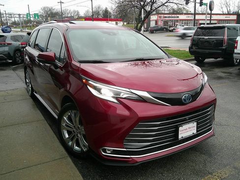 Used 2021 Toyota Sienna Platinum image 3