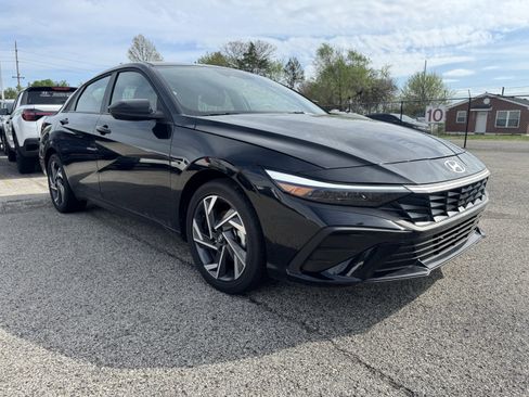 Used 2025 Hyundai Elantra SEL image 2
