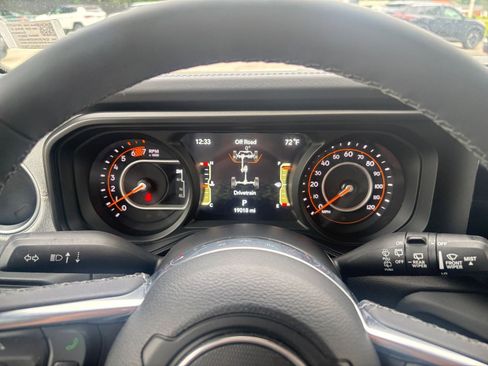 Used 2025 Jeep Wrangler Unlimited Sahara AWD/4WD image 35
