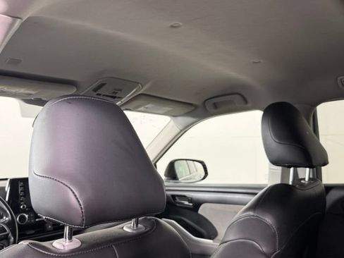 Used 2021 Toyota Highlander LE FWD image 24