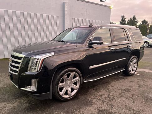 Used 2018 Cadillac Escalade Luxury image 2