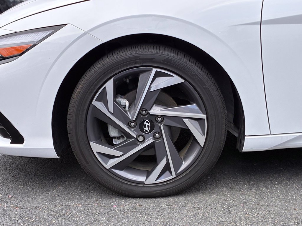 Certified 2025 Hyundai Elantra Limited FWD image 47