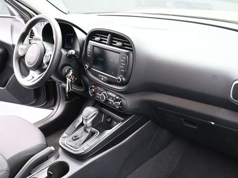 Used 2025 Kia Soul LX w/ LX Technology Package FWD image 37