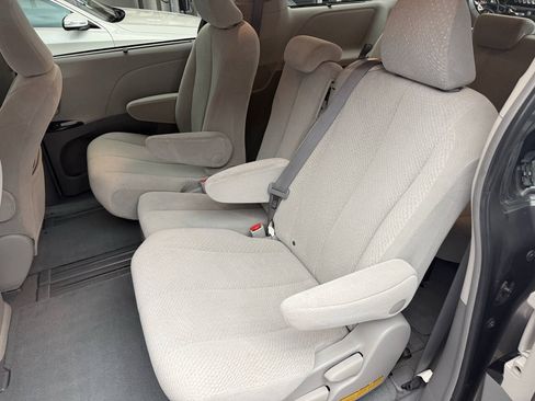 Used 2011 Toyota Sienna LE FWD image 29