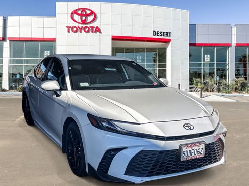 Certified 2025 Toyota Camry SE image 1