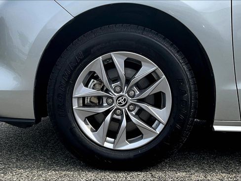 Used 2025 Toyota Sienna XLE FWD image 8