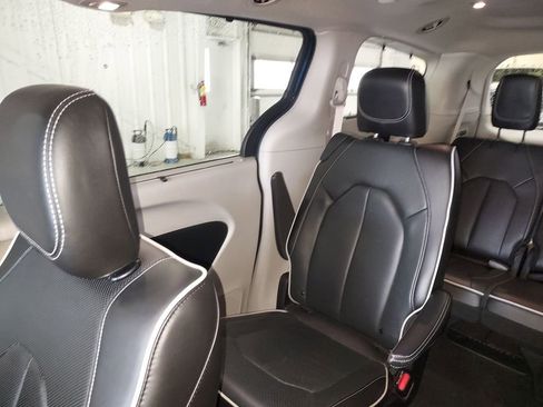 Used 2022 Chrysler Pacifica Limited image 12