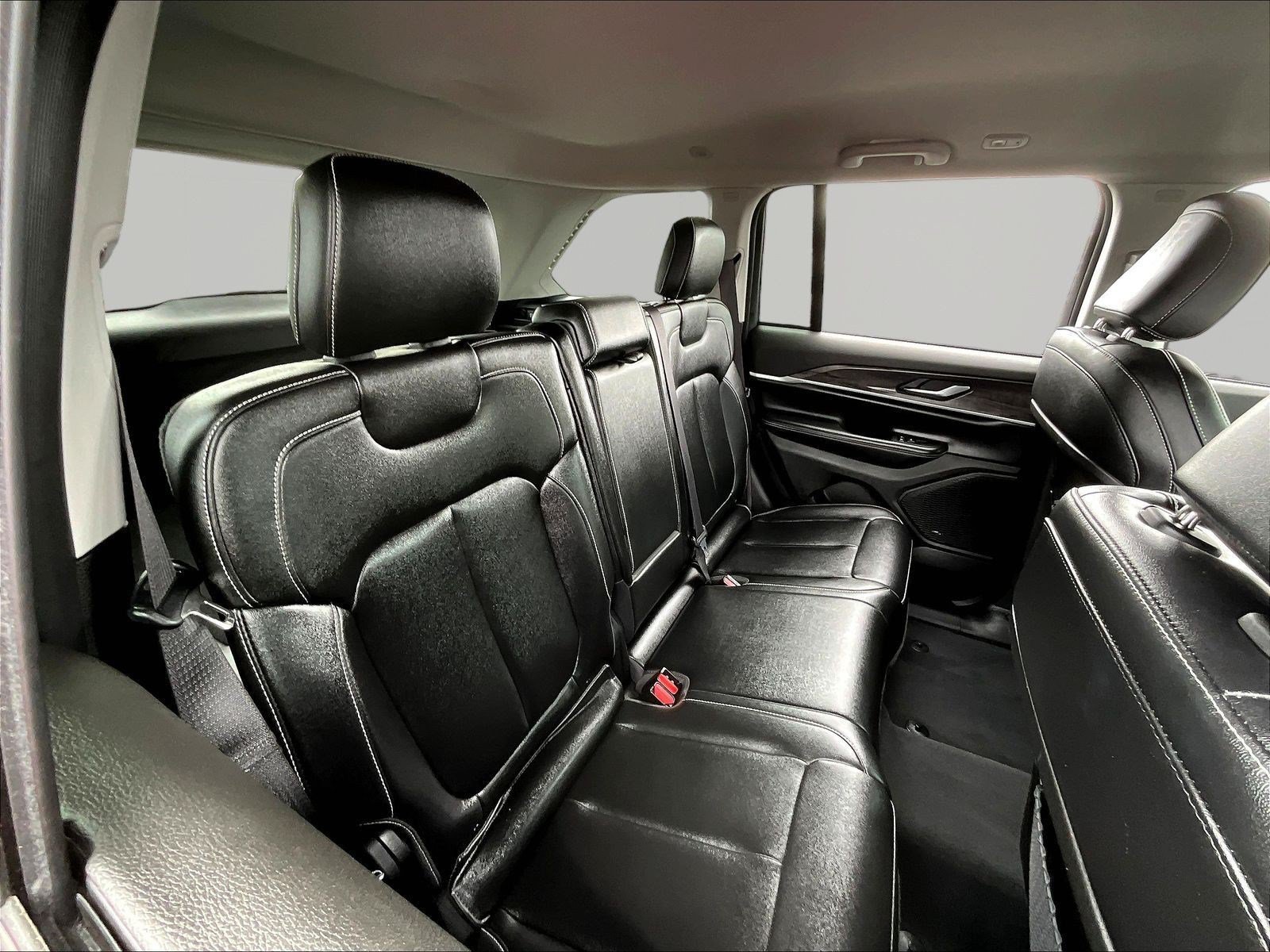 Used 2023 Jeep Grand Cherokee Limited AWD/4WD image 25