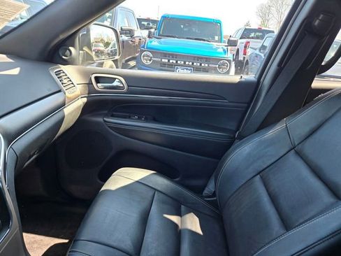 Used 2017 Jeep Grand Cherokee Limited image 16