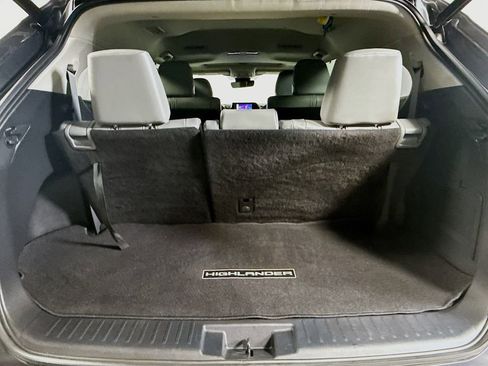 Used 2023 Toyota Highlander XLE AWD/4WD image 25