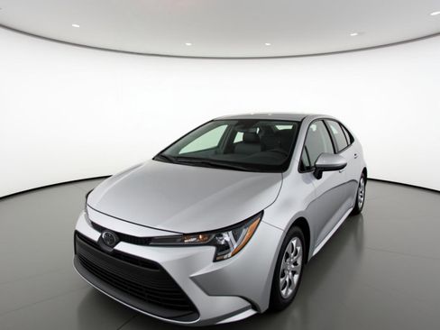 Used 2025 Toyota Corolla LE image 3