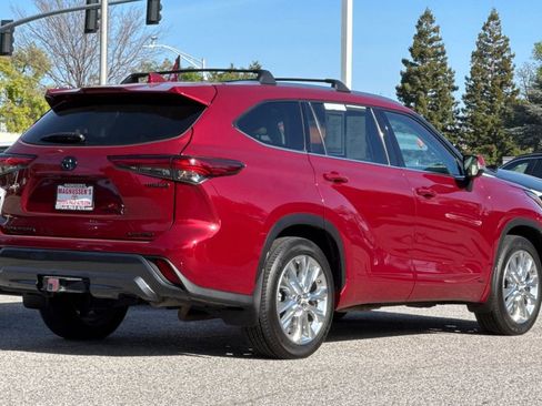 Used 2022 Toyota Highlander Limited image 3