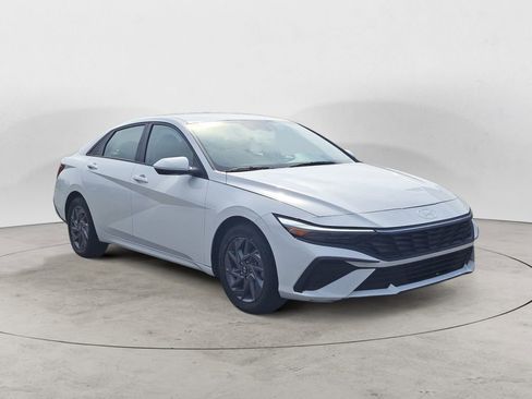 Used 2024 Hyundai Elantra SEL image 1