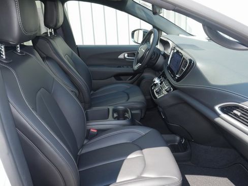 New 2026 Chrysler Pacifica Select image 30