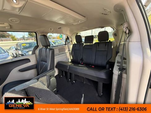 Used 2013 Chrysler Town & Country Touring image 13