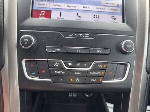 Used 2019 Ford Fusion SEL FWD image 18