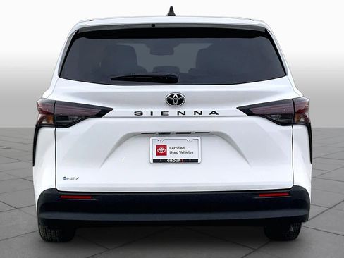 Used 2026 Toyota Sienna LE FWD image 5