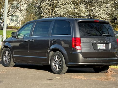 Used 2017 Dodge Grand Caravan SXT image 6