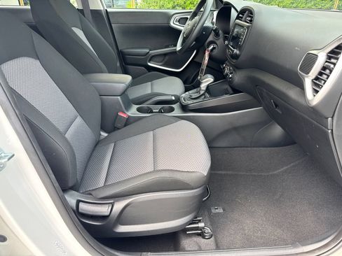 Used 2025 Kia Soul LX w/ LX Technology Package FWD image 13