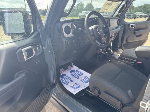 New 2025 Jeep Gladiator Willys image 10