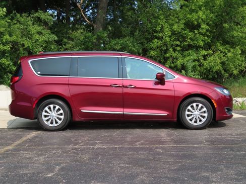 Used 2017 Chrysler Pacifica Touring-L FWD image 2