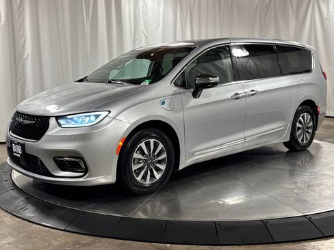 Used 2023 Chrysler Pacifica Limited FWD image 1