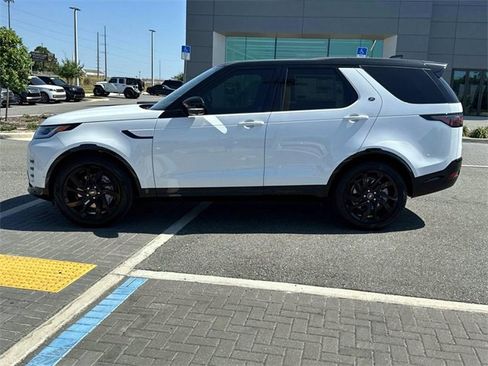 New 2025 Land Rover Discovery Dynamic SE image 2