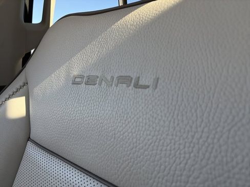 Used 2023 GMC Yukon XL Denali image 30